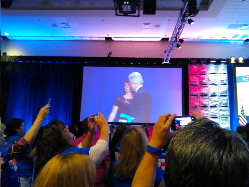 Man kissing lady on screen